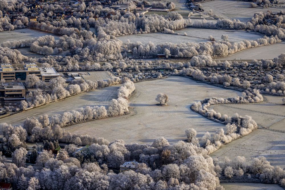 Aerial photograph Hamm - Wintry snowy structures of a field landscape along the Ahse in Hamm in the state North Rhine-Westphalia, Germany