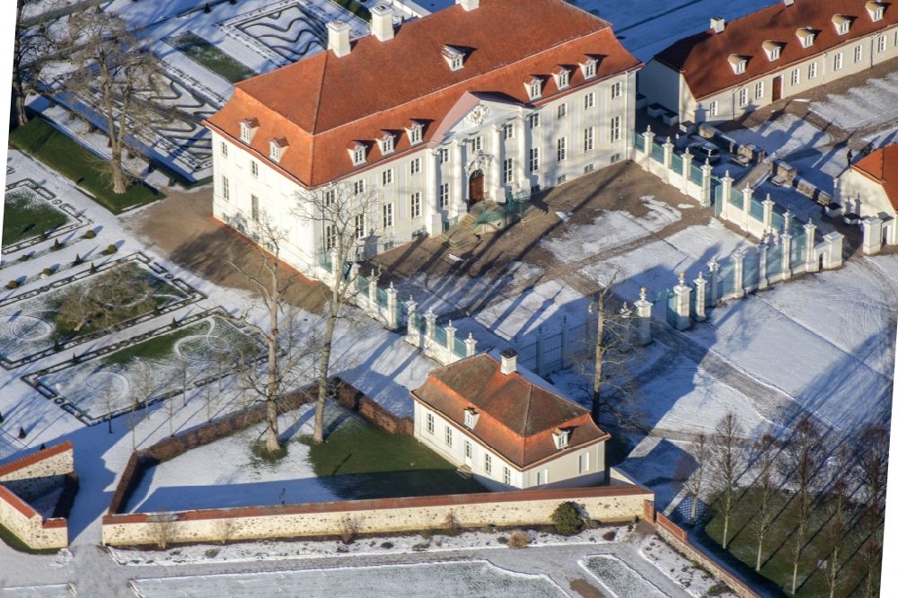 Meseberg from above - Wintry snowy castle Meseberg the Federal Government on the banks of Huwenowsees in the town district Meseberg in Brandenburg