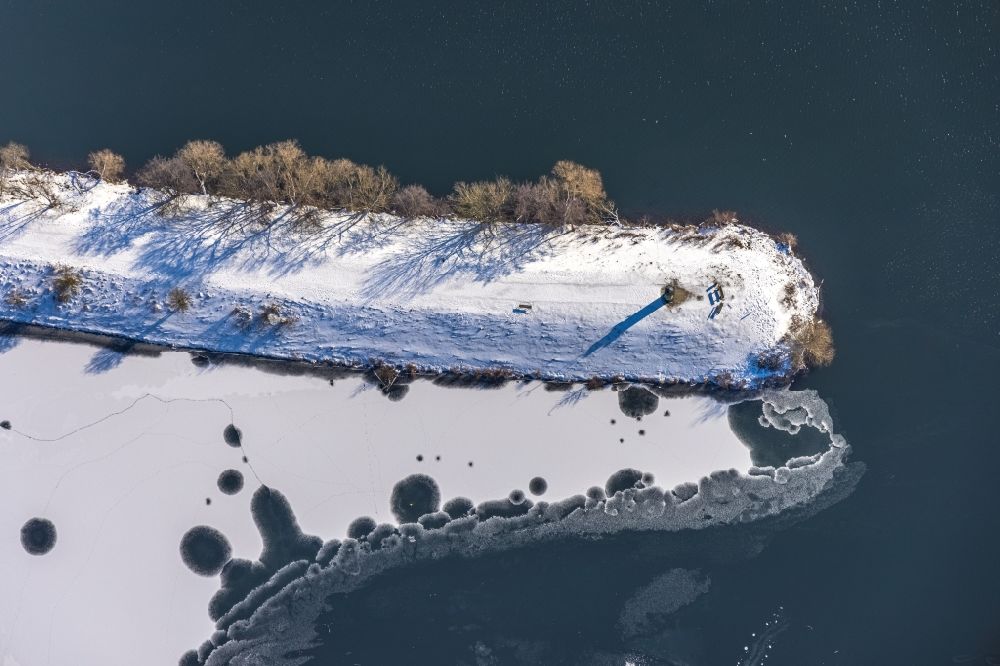 Aerial photograph Witten - Wintry snowy peninsula with land access and shore area on the Kemnader See in Witten in the state North Rhine-Westphalia, Germany
