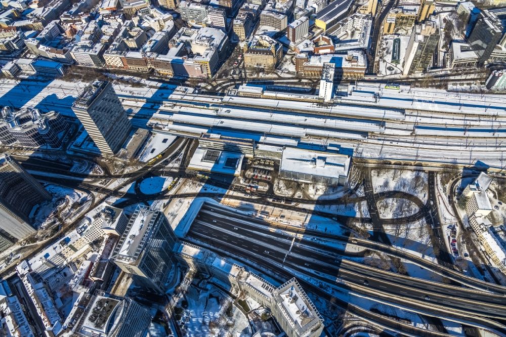 Aerial photograph Essen - Wintry snowy federal police station on track progress and building of the main station of the railway in Essen at Ruhrgebiet in the state North Rhine-Westphalia, Germany