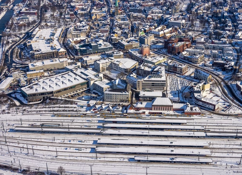 Hamm from the bird's eye view: Wintry snowy track progress and building of the main station of the railway in Hamm at Ruhrgebiet in the state North Rhine-Westphalia, Germany
