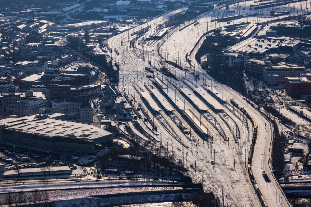 Aerial image Hamm - Wintry snowy track progress and building of the main station of the railway in Hamm at Ruhrgebiet in the state North Rhine-Westphalia, Germany
