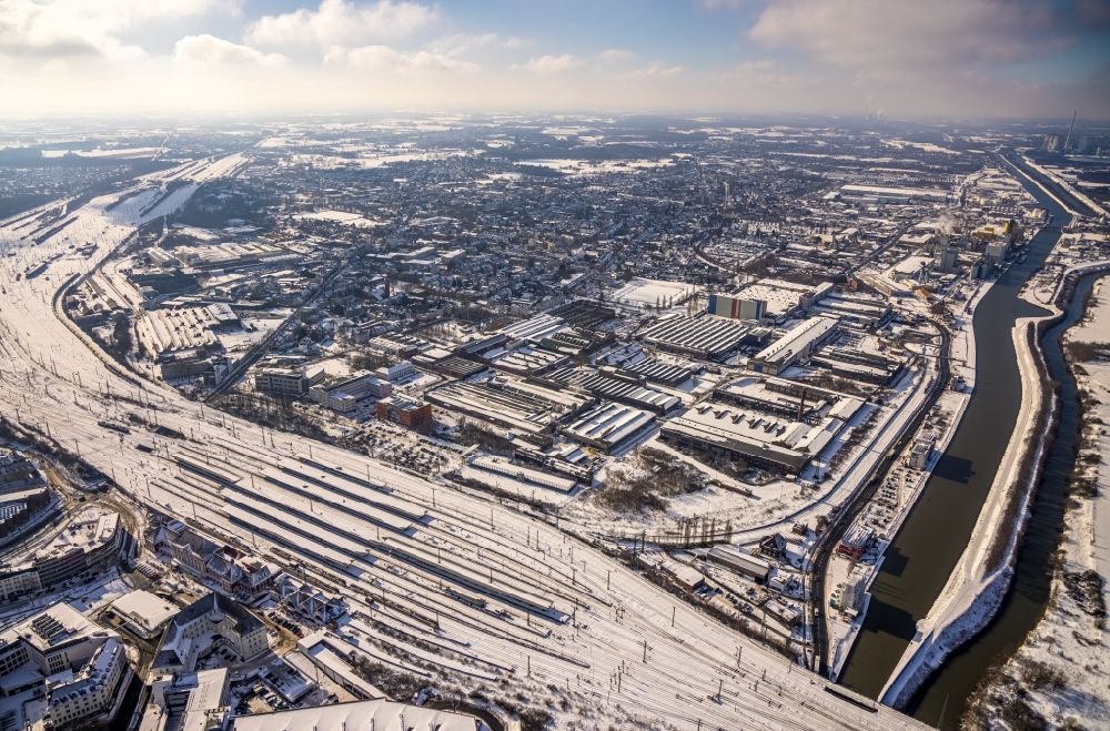 Aerial photograph Hamm - Wintry snowy track progress and building of the main station of the railway in Hamm at Ruhrgebiet in the state North Rhine-Westphalia, Germany