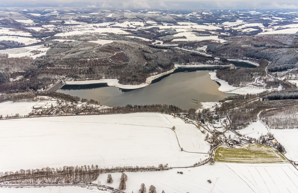 Aerial photograph Meschede - Wintry snowy reservoir of the Hennesee in Meschede in the state North Rhine-Westphalia, Germany