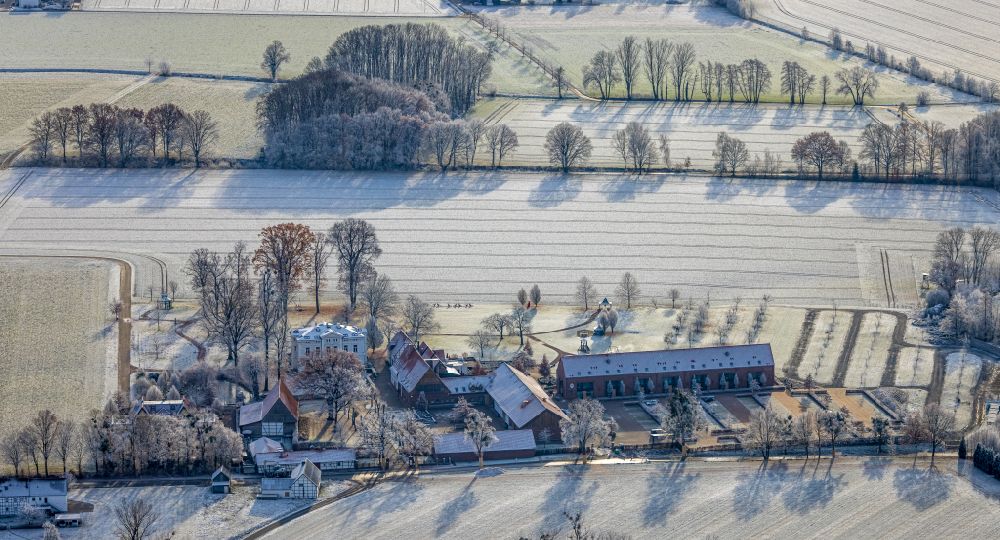 Aerial photograph Drechen - Wintry snowy complex of the hotel building Gut Kump on street Kumper Landstrasse in Drechen at Ruhrgebiet in the state North Rhine-Westphalia, Germany