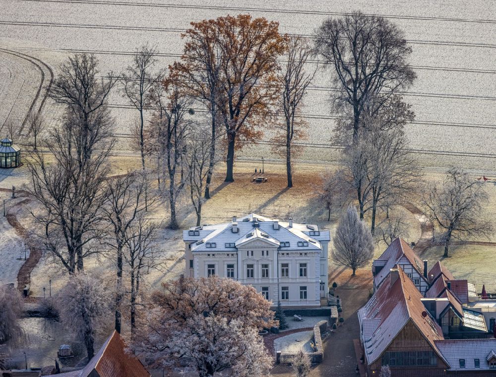 Drechen from the bird's eye view: Wintry snowy complex of the hotel building Gut Kump on street Kumper Landstrasse in Drechen at Ruhrgebiet in the state North Rhine-Westphalia, Germany