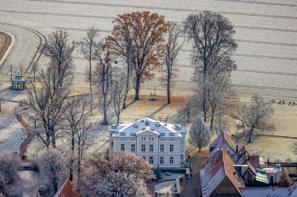 Aerial image Drechen - Wintry snowy complex of the hotel building Gut Kump on street Kumper Landstrasse in Drechen at Ruhrgebiet in the state North Rhine-Westphalia, Germany