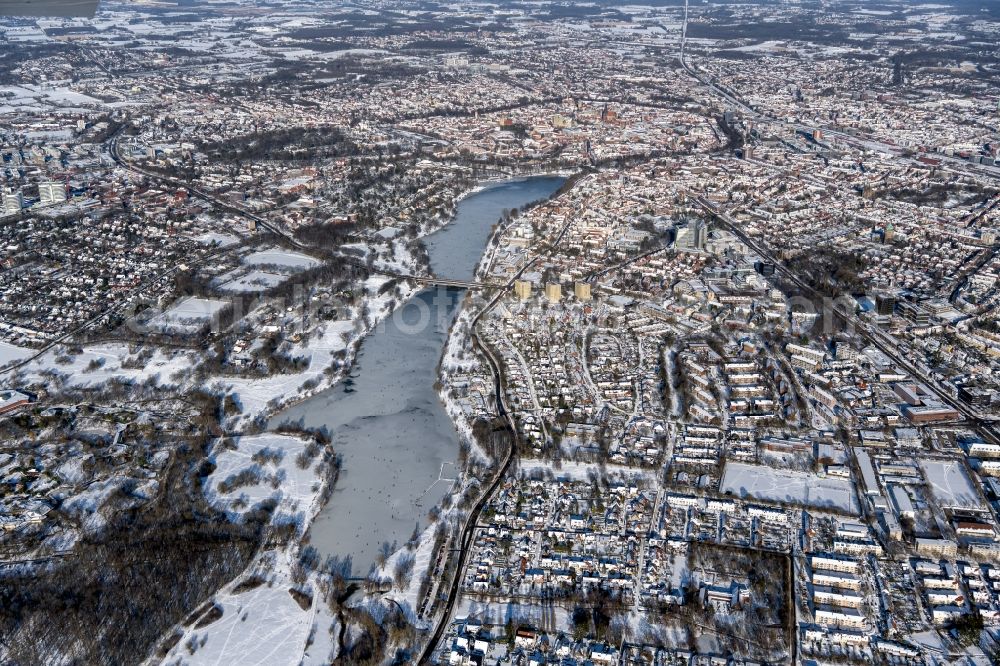 Aerial image Münster - Wintry snowy city view of the downtown area on the shore areas of Aasee in the district Aaseestadt in Muenster in the state North Rhine-Westphalia, Germany