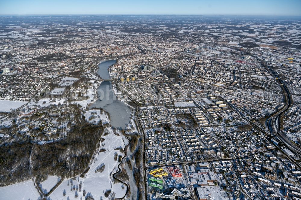 Aerial photograph Münster - Wintry snowy city view of the downtown area on the shore areas of Aasee in the district Aaseestadt in Muenster in the state North Rhine-Westphalia, Germany