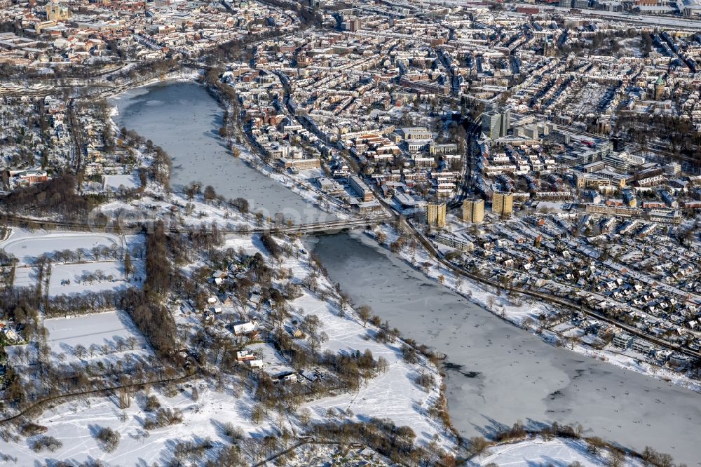 Münster from the bird's eye view: Wintry snowy city view of the downtown area on the shore areas of Aasee in the district Aaseestadt in Muenster in the state North Rhine-Westphalia, Germany