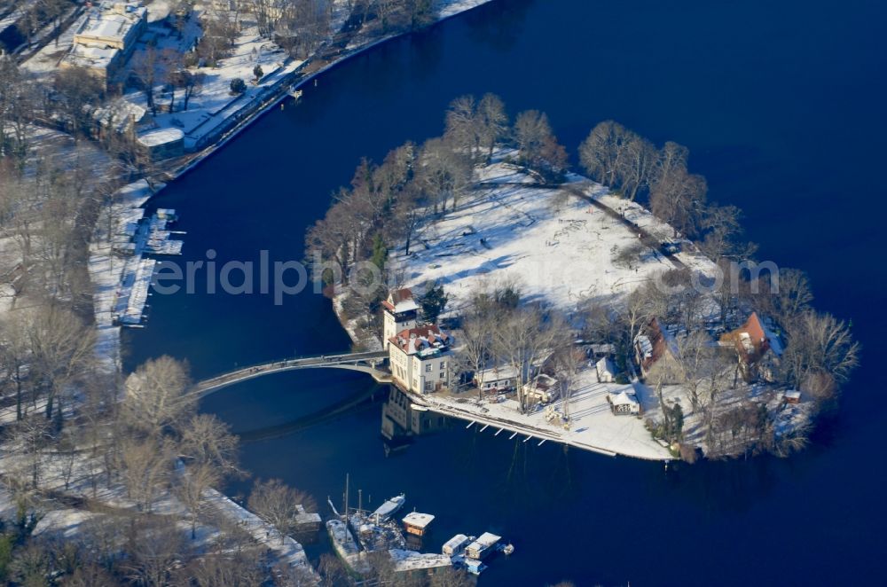 Berlin from the bird's eye view: Wintry snowy island on the banks of the river course of Spree River in the district Treptow in Berlin, Germany