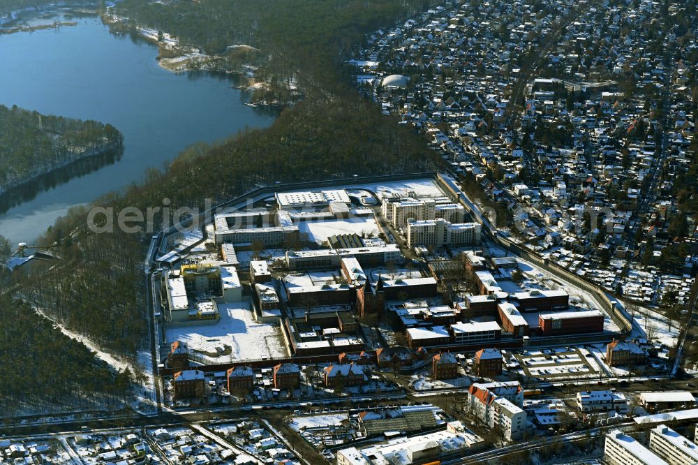 Aerial photograph Berlin - Wintry snowy prison grounds and high security fence Prison Tegel on Seidelstrasse in the district Reinickendorf in Berlin, Germany