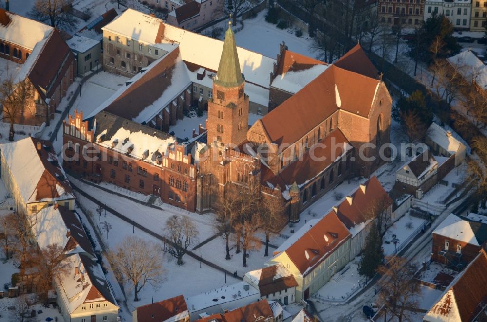 Aerial image Brandenburg an der Havel - Wintry snowy church building of the cathedral of Dom in Brandenburg an der Havel in the state Brandenburg, Germany