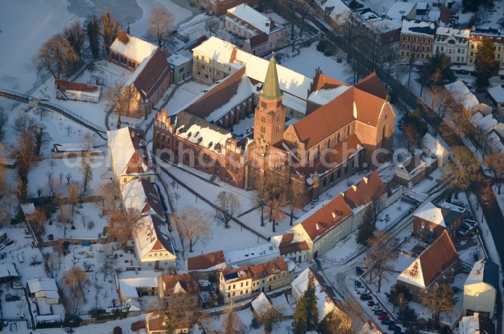Aerial photograph Brandenburg an der Havel - Wintry snowy church building of the cathedral of Dom in Brandenburg an der Havel in the state Brandenburg, Germany