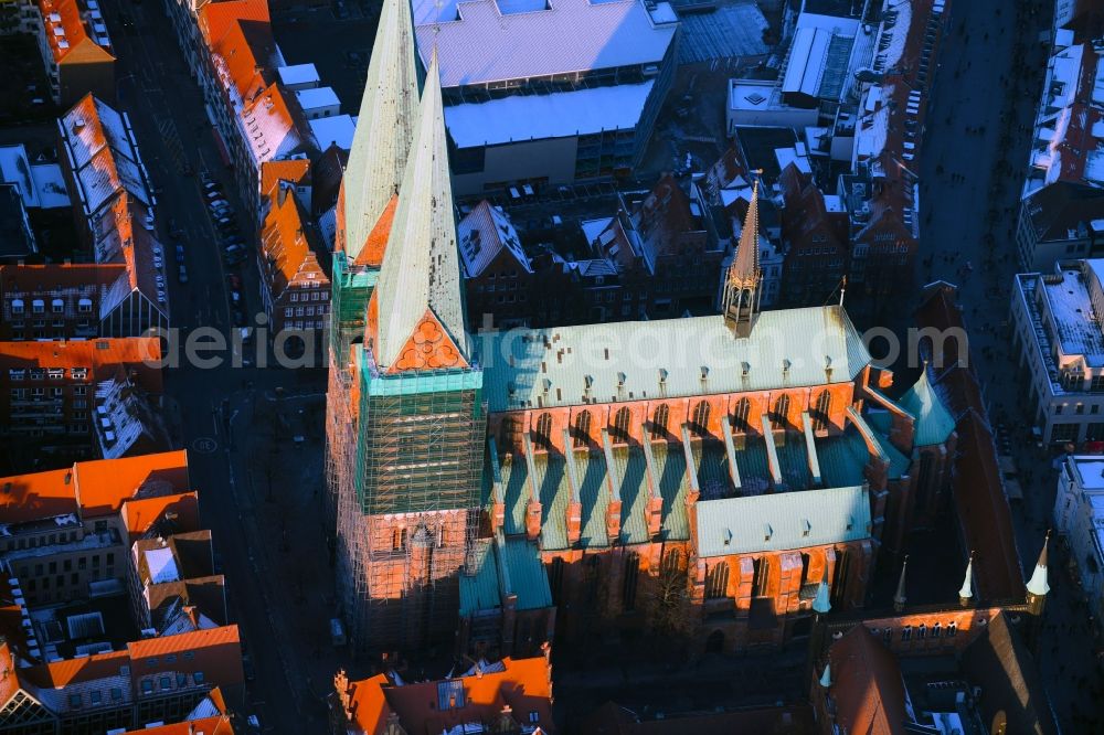 Lübeck from the bird's eye view: Wintry snowy church building Marien church in Luebeck in the state Schleswig-Holstein, Germany