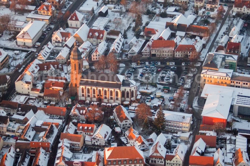Aerial photograph Kandel - Wintry snowy Church building in of Sankt Georgskirche, town-hall and primary school in Old Town- center of downtown in Kandel in the state Rhineland-Palatinate, Germany