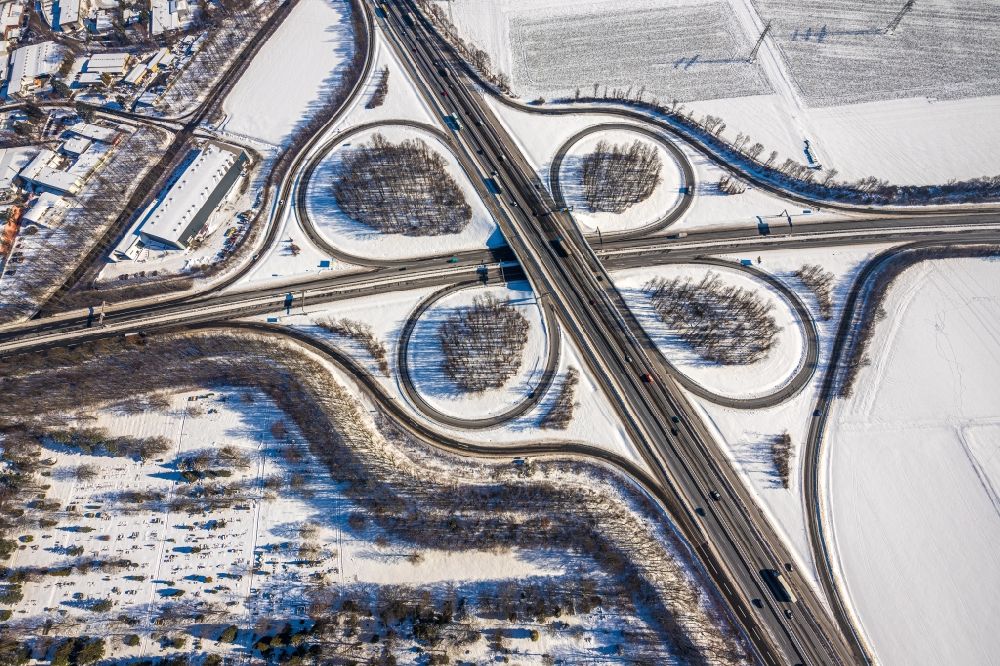 Aerial photograph Unna - Wintry snowy traffic flow at the intersection- motorway A4 , A1 Kreuz Dortmund/Unna in form of cloverleaf in Unna in the state North Rhine-Westphalia, Germany