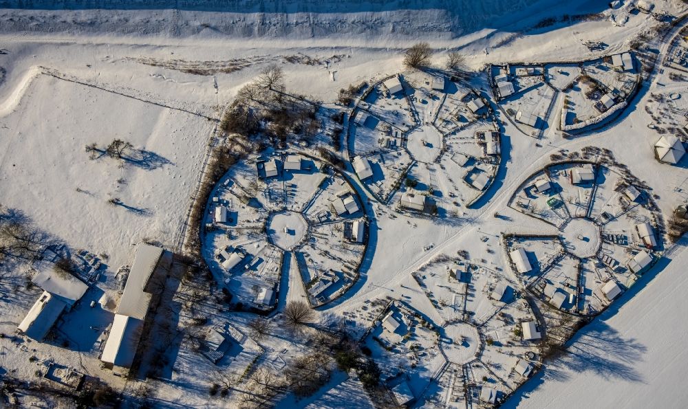 Aerial photograph Dortmund - Wintry snowy allotment gardens and cottage settlement of Kleingartenanlage Mellmausland in Dortmund at Ruhrgebiet in the state North Rhine-Westphalia, Germany