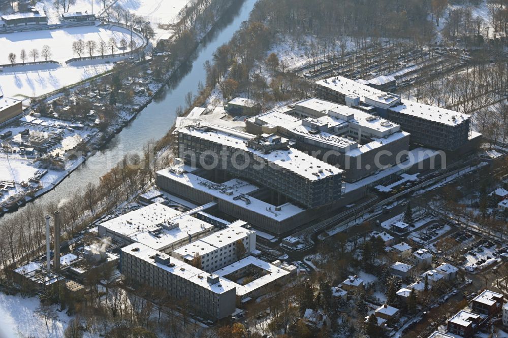 Berlin from above - Wintry snowy hospital grounds of the Clinic Conpus Benjonin Franklin on Hindenburgdamm overlooking the helicopter landing pad in the district Steglitz in Berlin, Germany