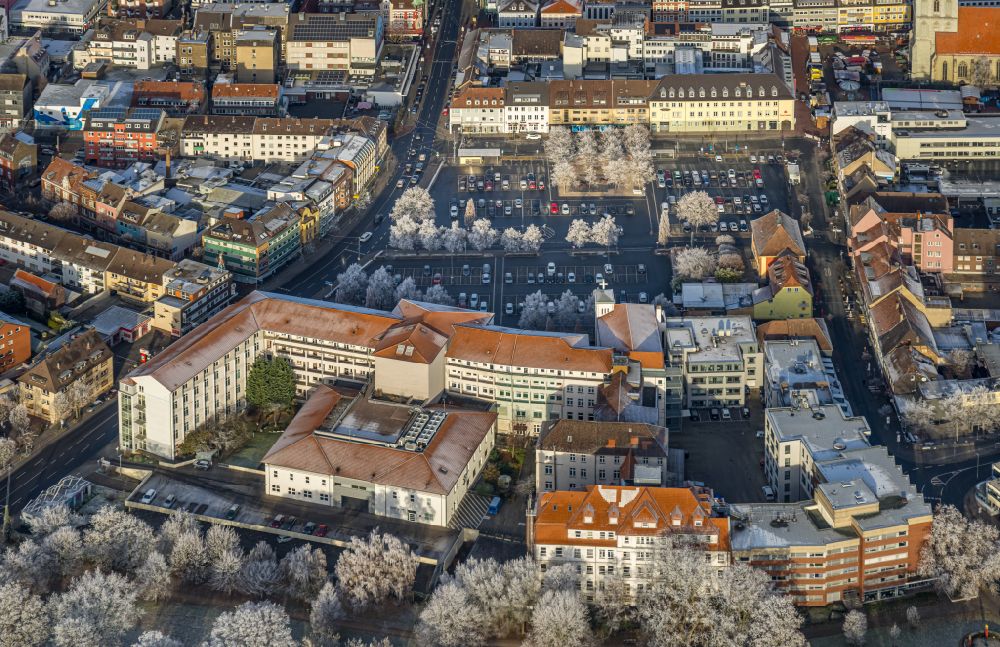 Aerial photograph Hamm - Wintry snow-covered clinic grounds of the hospital St. Marien-Hospital Hamm in the city center of Hamm in the Ruhr area in the state of North Rhine-Westphalia, Germany