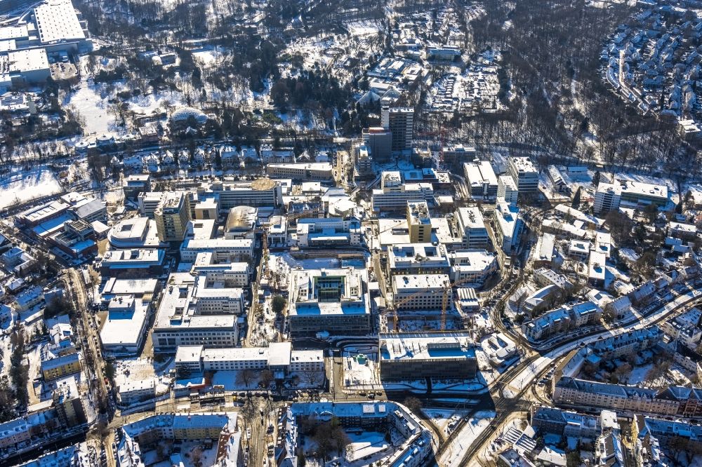 Aerial photograph Essen - Winterlich schneebedeckte Klinikgelaende des Krankenhauses Universitaetsklinikum Essen im Ortsteil Holsterhausen in Essen im Ruhrgebiet im Bundesland Nordrhein-Westfalen