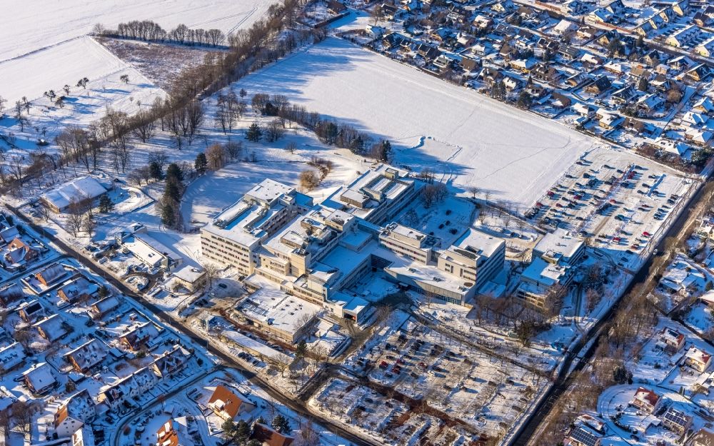 Aerial image Soest - Wintry snow-covered Klinikum Stadt Soest on Senator-Schwartz-Ring in Soest in the state North Rhine-Westphalia, Germany