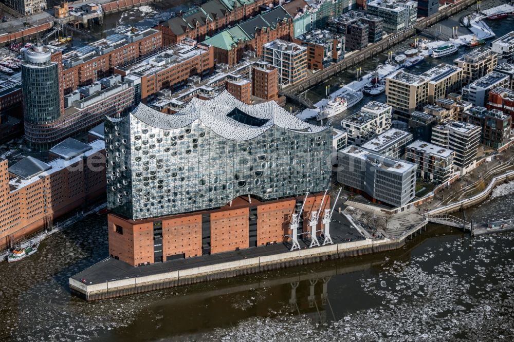 Hamburg from the bird's eye view: Wintry snowy the Elbe Philharmonic Hall on the river bank of the Elbe in the district HafenCity in Hamburg