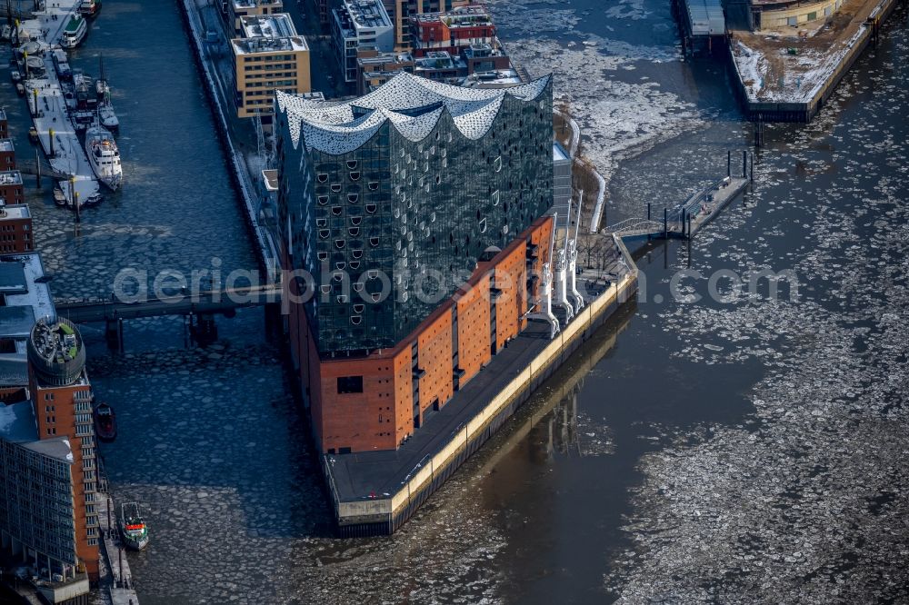 Aerial photograph Hamburg - Wintry snowy the Elbe Philharmonic Hall on the river bank of the Elbe in the district HafenCity in Hamburg