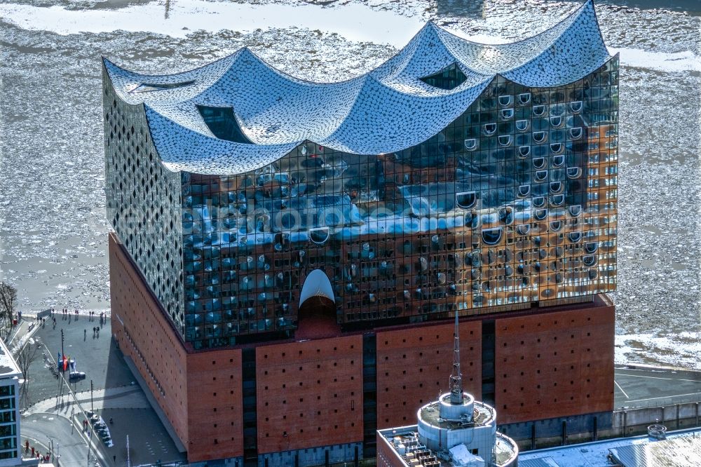 Aerial image Hamburg - Wintry snowy the Elbe Philharmonic Hall on the river bank of the Elbe in the district HafenCity in Hamburg