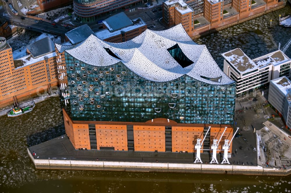 Aerial image Hamburg - Wintry snowy the Elbe Philharmonic Hall on the river bank of the Elbe in the district HafenCity in Hamburg