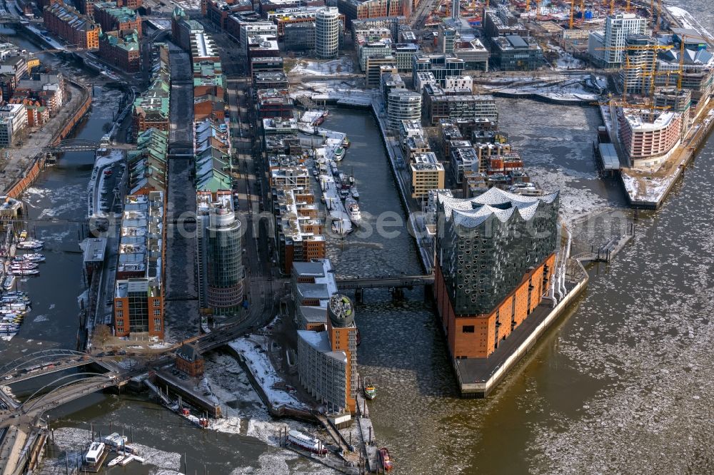 Aerial photograph Hamburg - Wintry snowy the Elbe Philharmonic Hall on the river bank of the Elbe in the district HafenCity in Hamburg