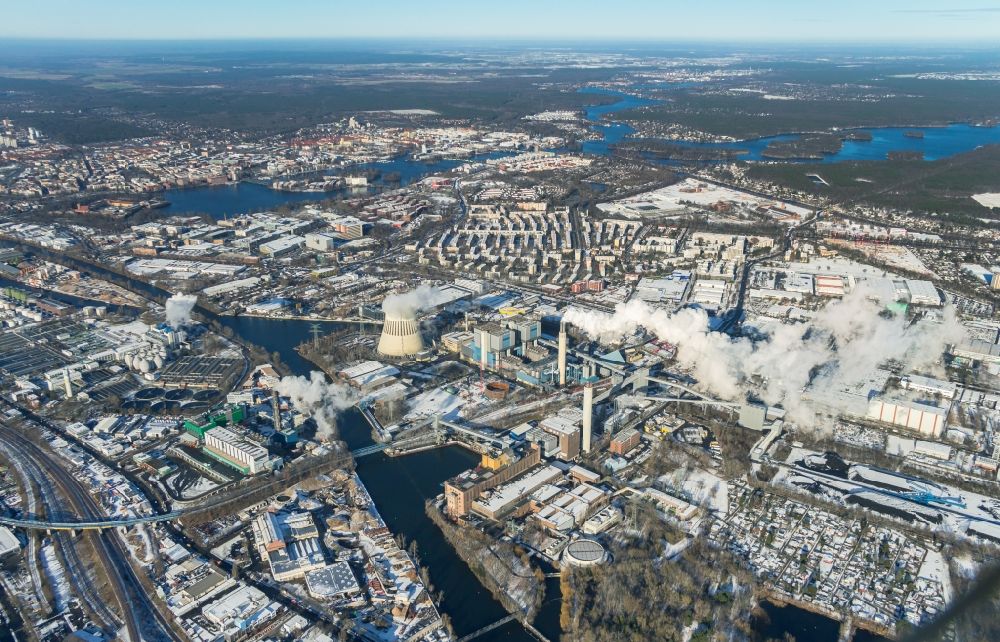 Aerial photograph Berlin - Wintry snowy power plants and exhaust towers of thermal power stations Reuter and Reuter-West on the riverbank of the Spree in the Siemensstadt part in Berlin in Germany