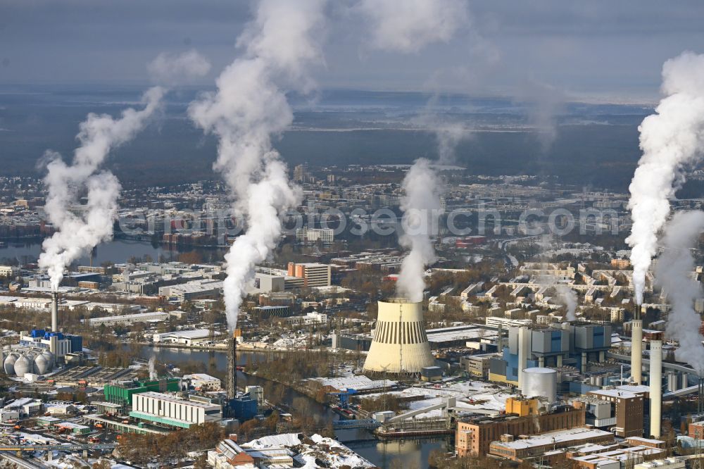 Aerial image Berlin - Wintry snowy power plants and exhaust towers of thermal power stations Reuter and Reuter-West on the riverbank of the Spree in the Siemensstadt part on street Grosser Spreering in Berlin in Germany