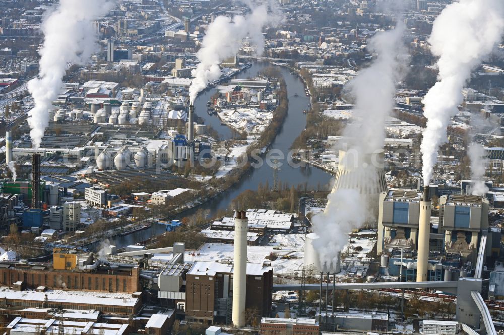 Aerial photograph Berlin - Wintry snowy power plants and exhaust towers of thermal power stations Reuter and Reuter-West on the riverbank of the Spree in the Siemensstadt part on street Grosser Spreering in Berlin in Germany
