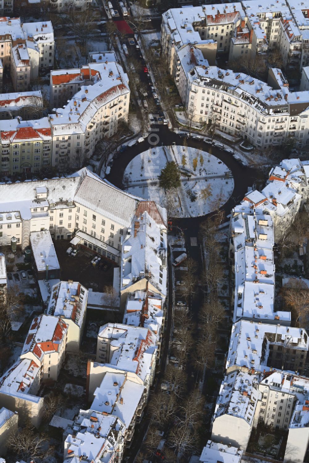 Berlin from the bird's eye view: Wintry snowy traffic management of the roundabout road on Renee-Sintenis-Platz on place Renee-Sintenis-Platz in the district Friedenau in Berlin, Germany