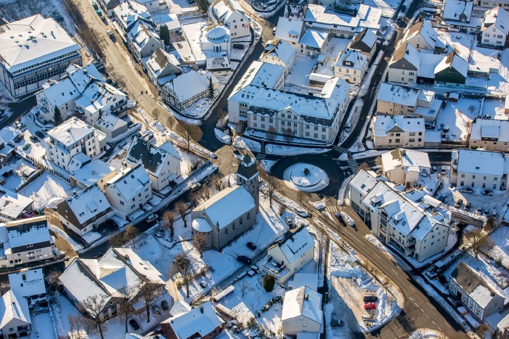 Aerial photograph Brilon - Wintry snowy Traffic management of the roundabout road Scharfenberger street, Lindenweg, Schuetzengraben und Steinweg in Brilon in the state North Rhine-Westphalia