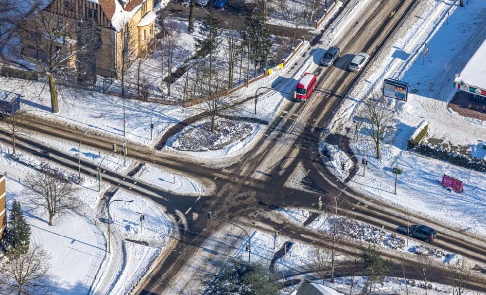 Aerial image Hamm - Wintry snowy road over the crossroads Alter Uentroper Weg corner Ostwennmarstrasse in the district Norddinker in Hamm at Ruhrgebiet in the state North Rhine-Westphalia, Germany