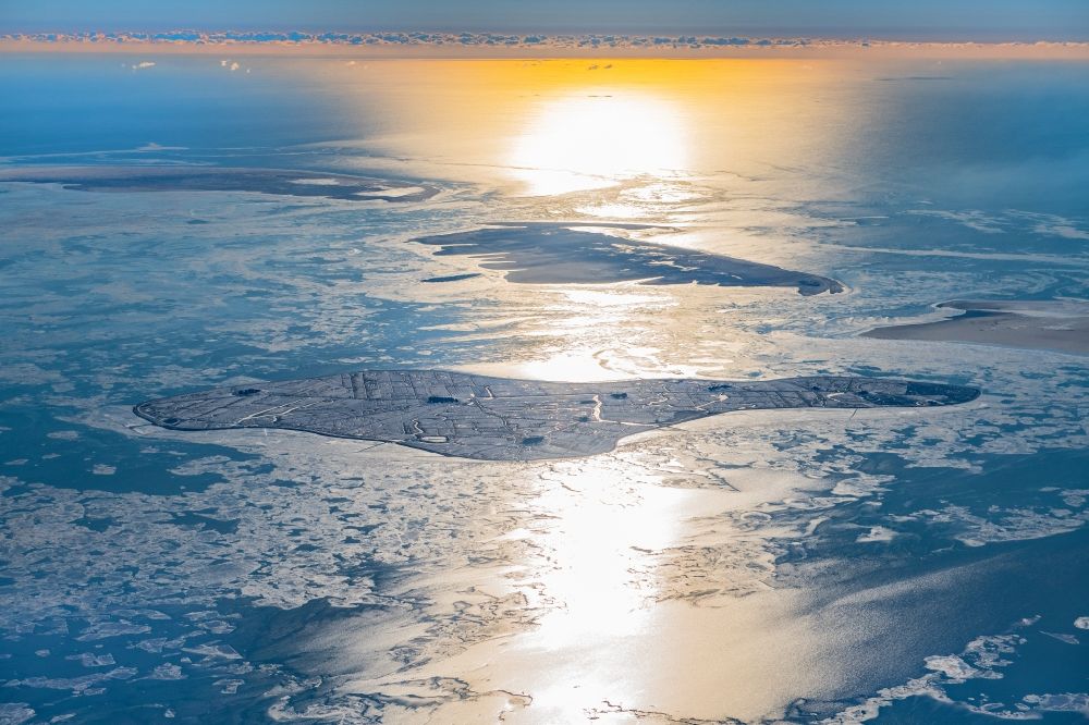 Aerial photograph Hooge - Wintry snowy coastal area of the North Sea Halligen - Island in Hooge in the state Schleswig-Holstein