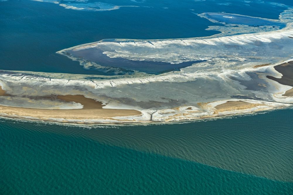 Aerial photograph Nigehörn - Wintry snowy coastal area of a??a??the North Sea island in Scharhoern Nigehoern outer reef sand banks in the state of Hamburg