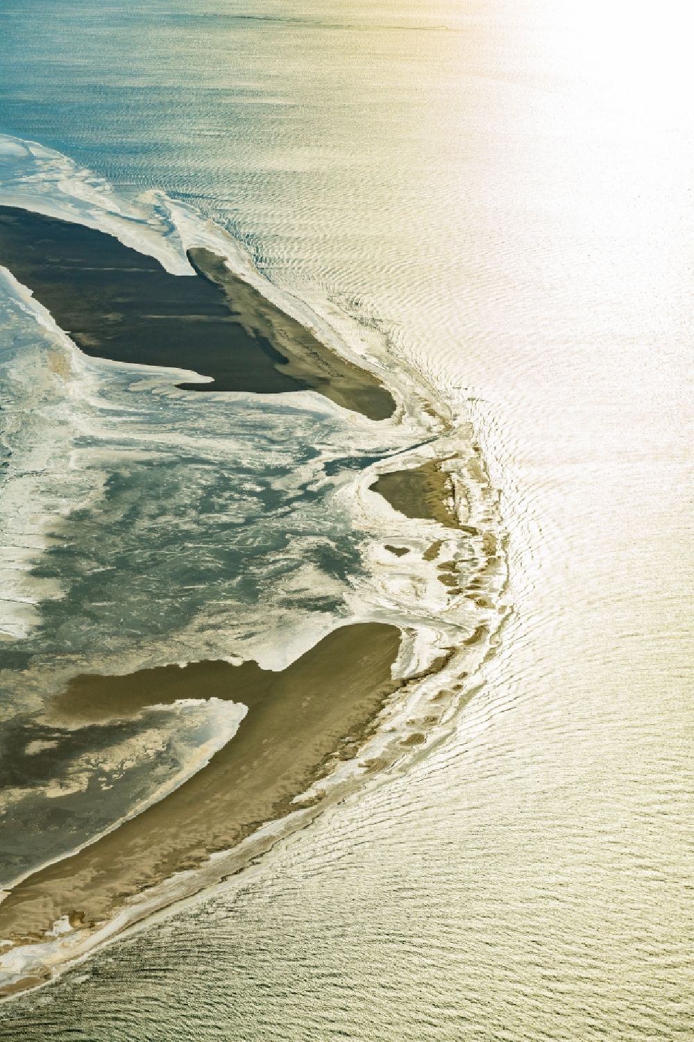 Nigehörn from the bird's eye view: Wintry snowy coastal area of a??a??the North Sea island in Scharhoern Nigehoern outer reef sand banks in the state of Hamburg