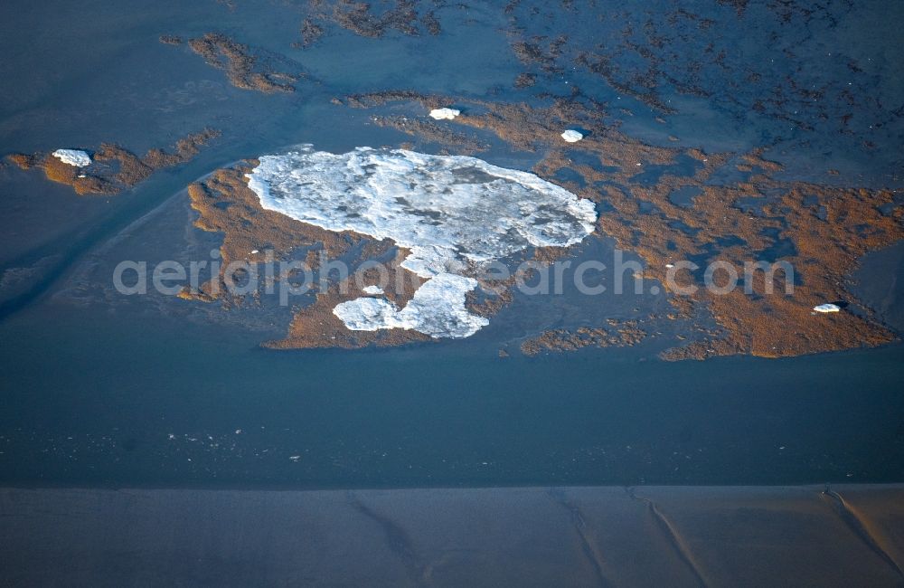 Aerial photograph Juist - Wintry snowy coastal area of the Vogelinsel Luetje Hoern - Island in Juist in the state Lower Saxony, Germany