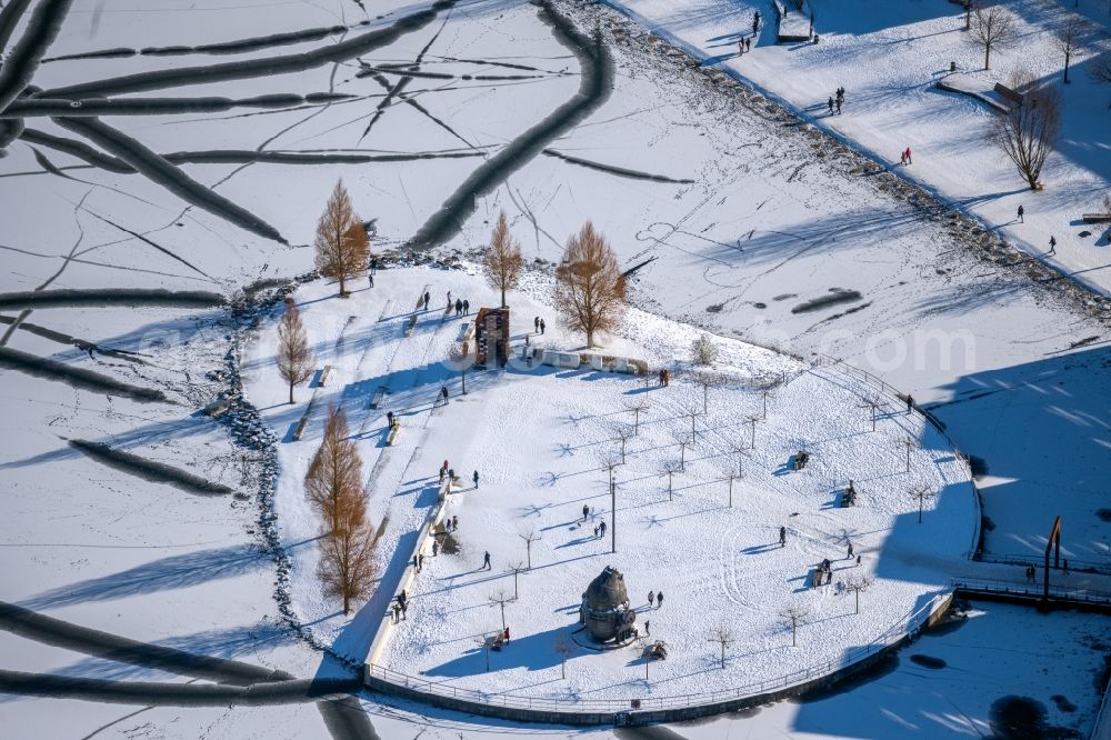 Aerial photograph Dortmund - Wintry snowy lake Island on the Plateau on Phoenix See in the district Hoerde in Dortmund at Ruhrgebiet in the state North Rhine-Westphalia, Germany