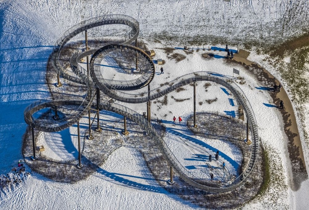 Aerial photograph Duisburg - Wintry snowy outdoor art- installation Tiger & Turtle in Duisburg at Ruhrgebiet in the state North Rhine-Westphalia