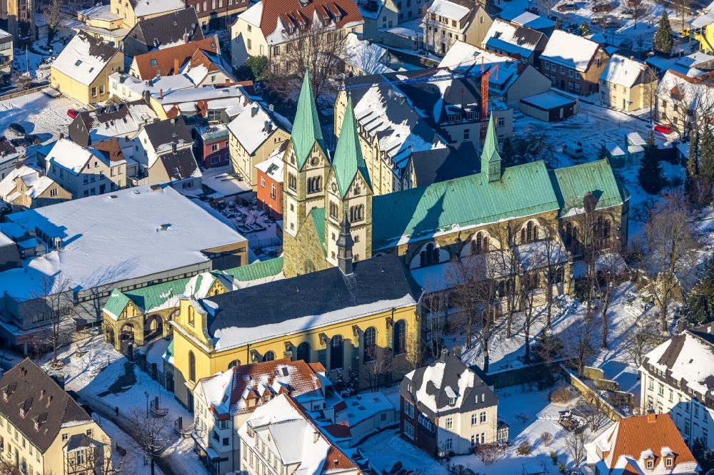 Werl from above - Wintry, snow-covered aerial view of the church building pilgrimage basilica Mariae Visitation on Walburgisstrasse in Werl in the state of North Rhine-Westphalia