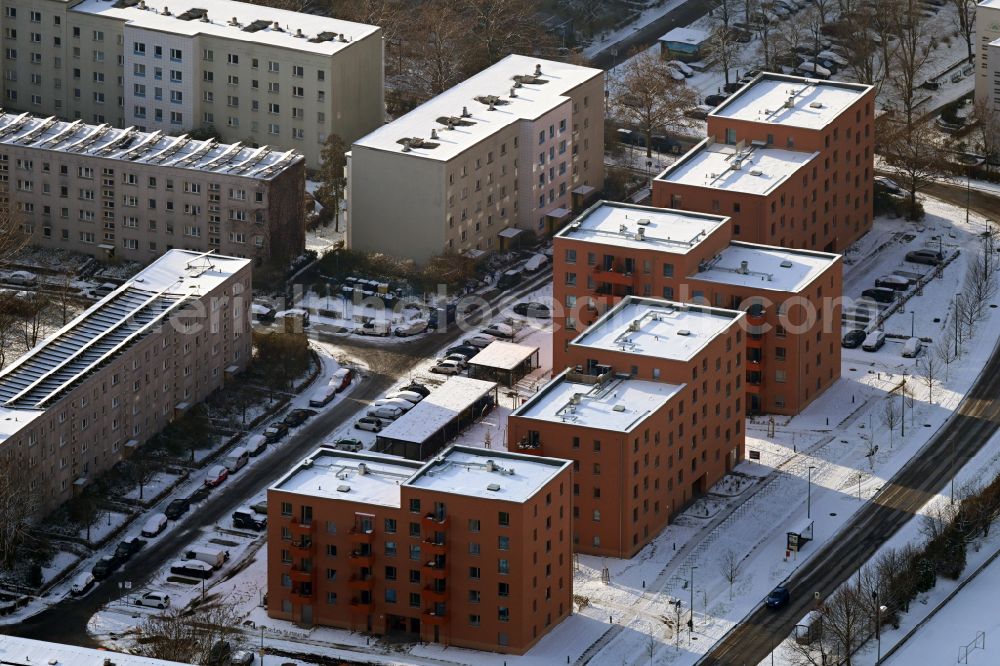 Aerial image Berlin - Wintry snowy multi-family residential complex Gothaer Strasse - Alte Hellersdorfer Strasse in the district Hellersdorf in Berlin, Germany