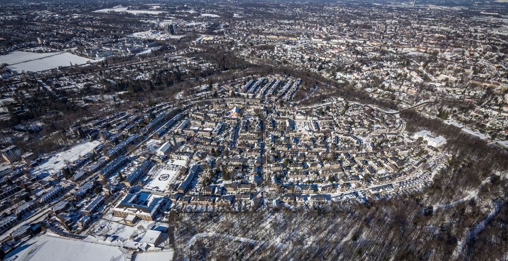 Essen from above - Wintry snowy residential area of a??a??a multi-family housing estate in the Margarethenhoehe district in Essen in the Ruhr area in the state North Rhine-Westphalia, Germany