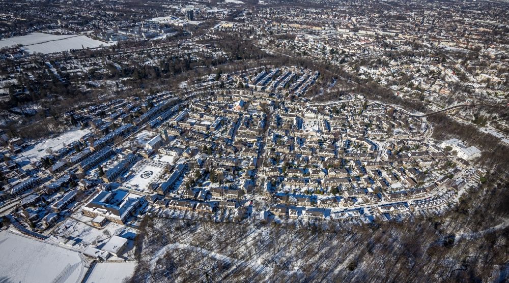 Essen from the bird's eye view: Wintry snowy residential area of a??a??a multi-family housing estate in the Margarethenhoehe district in Essen in the Ruhr area in the state North Rhine-Westphalia, Germany