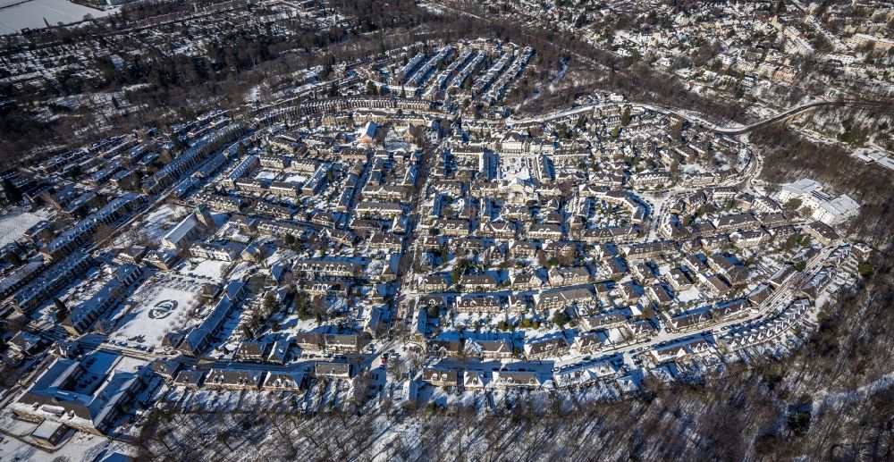 Aerial image Essen - Wintry snowy residential area of a??a??a multi-family housing estate in the Margarethenhoehe district in Essen in the Ruhr area in the state North Rhine-Westphalia, Germany