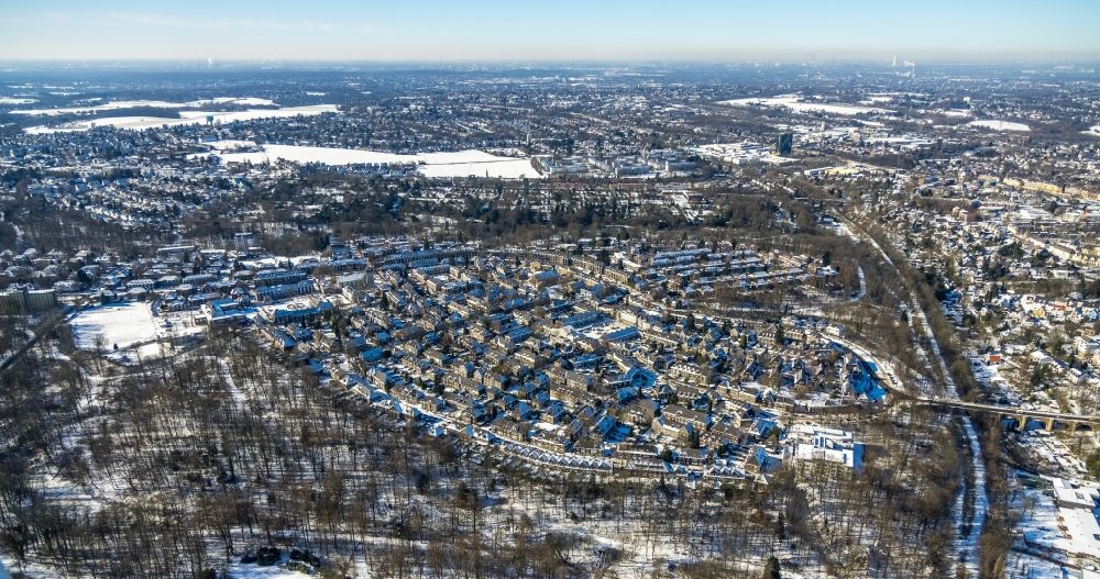 Aerial photograph Essen - Wintry snowy residential area of a??a??a multi-family housing estate in the Margarethenhoehe district in Essen in the Ruhr area in the state North Rhine-Westphalia, Germany
