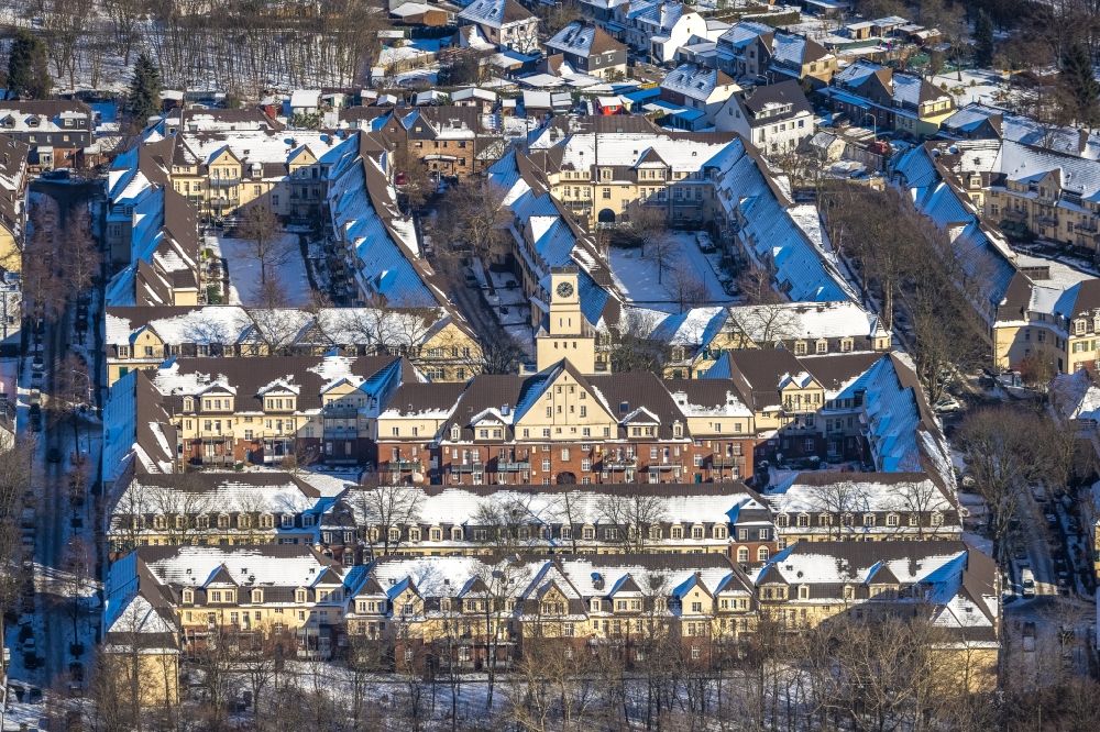Aerial image Duisburg - Wintry snowy residential area of a multi-family house settlement an der Rosenbergstrasse - on Batterie in the district Huettenheim in Duisburg at Ruhrgebiet in the state North Rhine-Westphalia, Germany